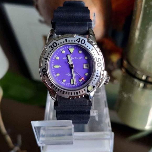 [SOLD]     Women's MOMENTUM DIVE WATCH 200M Water Resistant New Battery and Band - Picture 1 of 11
